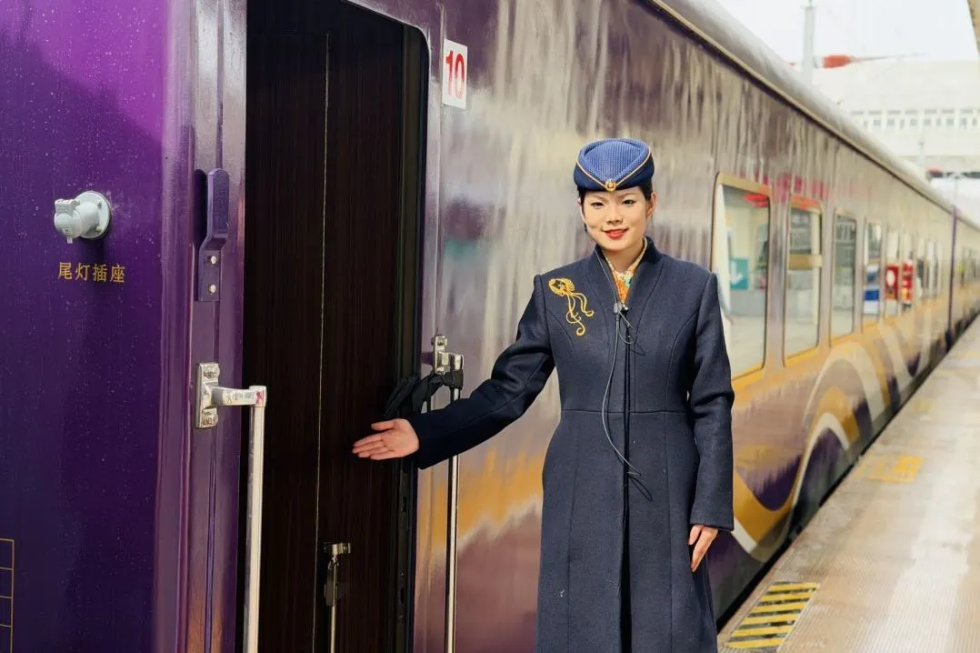 شينجيانغ تطلق قطارات سياحية جديدة تحمل علامة 