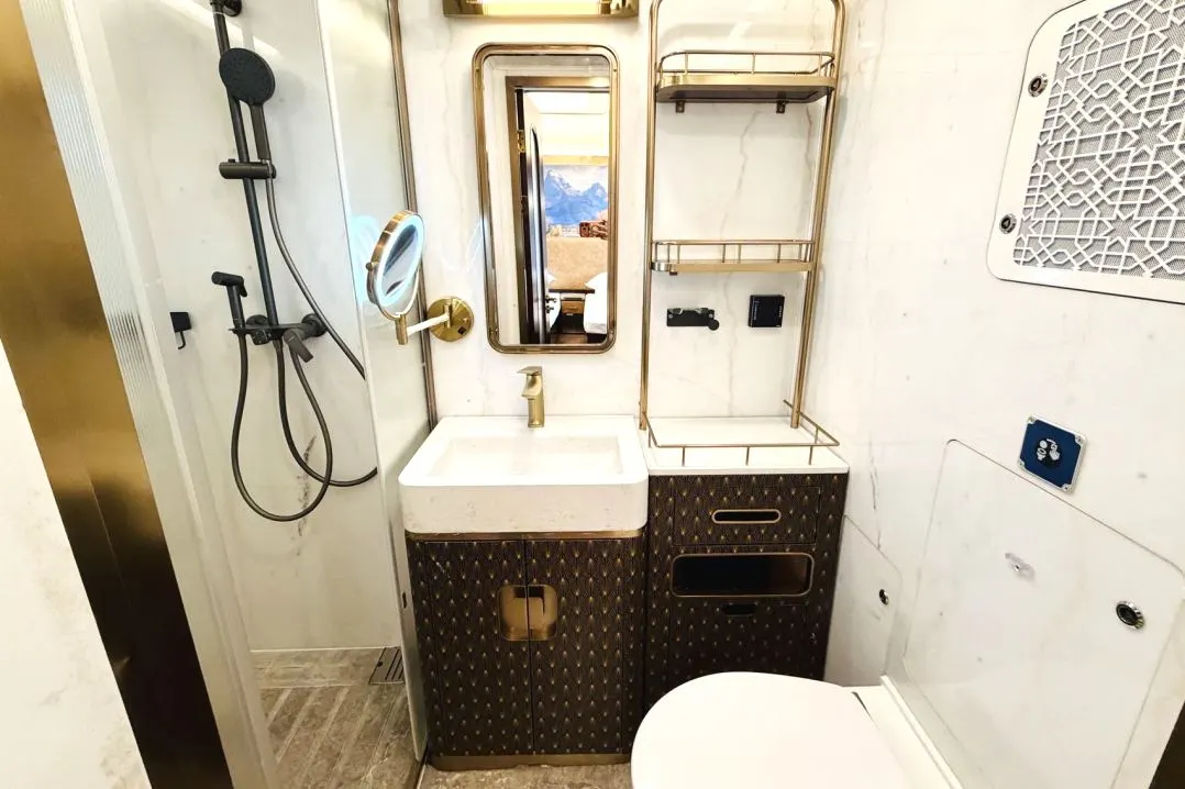 شينجيانغ تطلق قطارات سياحية جديدة تحمل علامة 