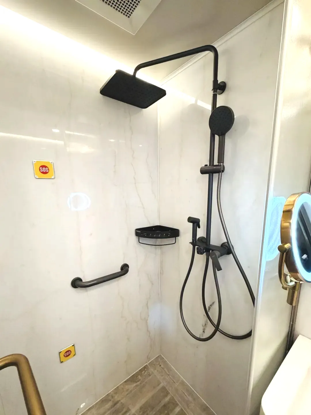 شينجيانغ تطلق قطارات سياحية جديدة تحمل علامة 