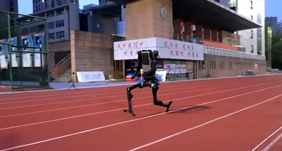 10 أمتار في الثانية: شركة صينية تطور روبوتا شبيها بسرعة العدّائين المحترفين