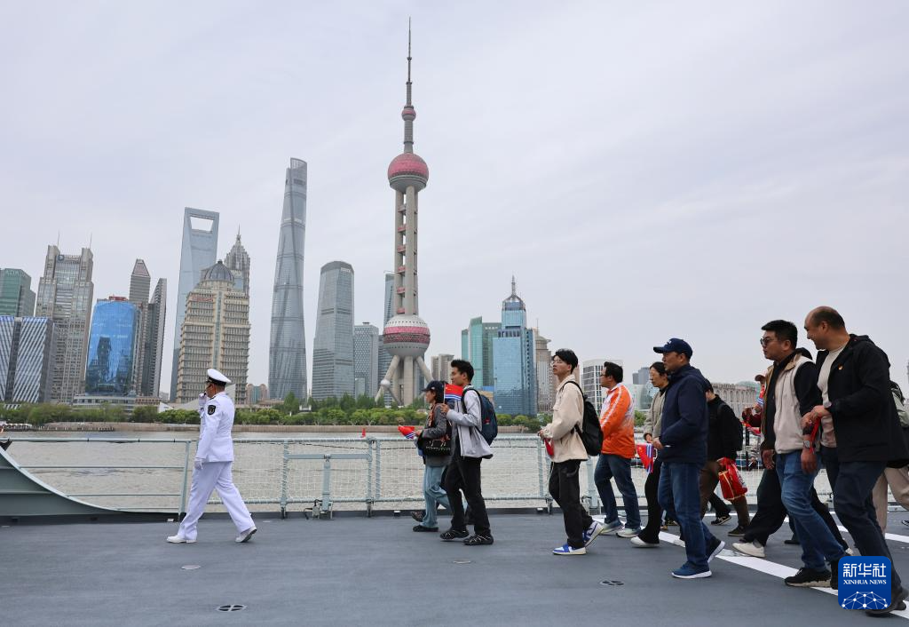 البحرية الصينية تنظم يوما مفتوحا للعموم لزيارة أكثر من 40 سفينة حربية