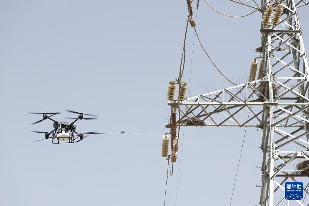 ينتشوان: الطائرات المسيّرة تنظف عوازل شبكة الكهرباء