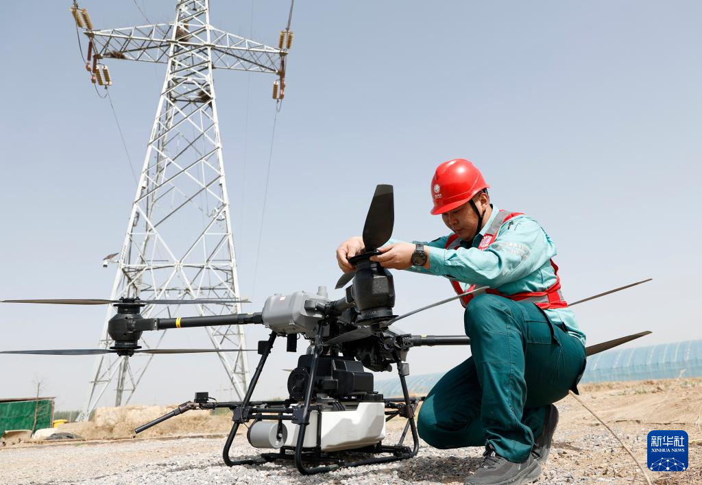 ينتشوان: الطائرات المسيّرة تنظف عوازل شبكة الكهرباء