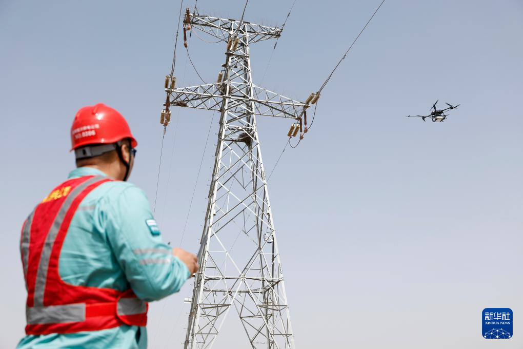 ينتشوان: الطائرات المسيّرة تنظف عوازل شبكة الكهرباء