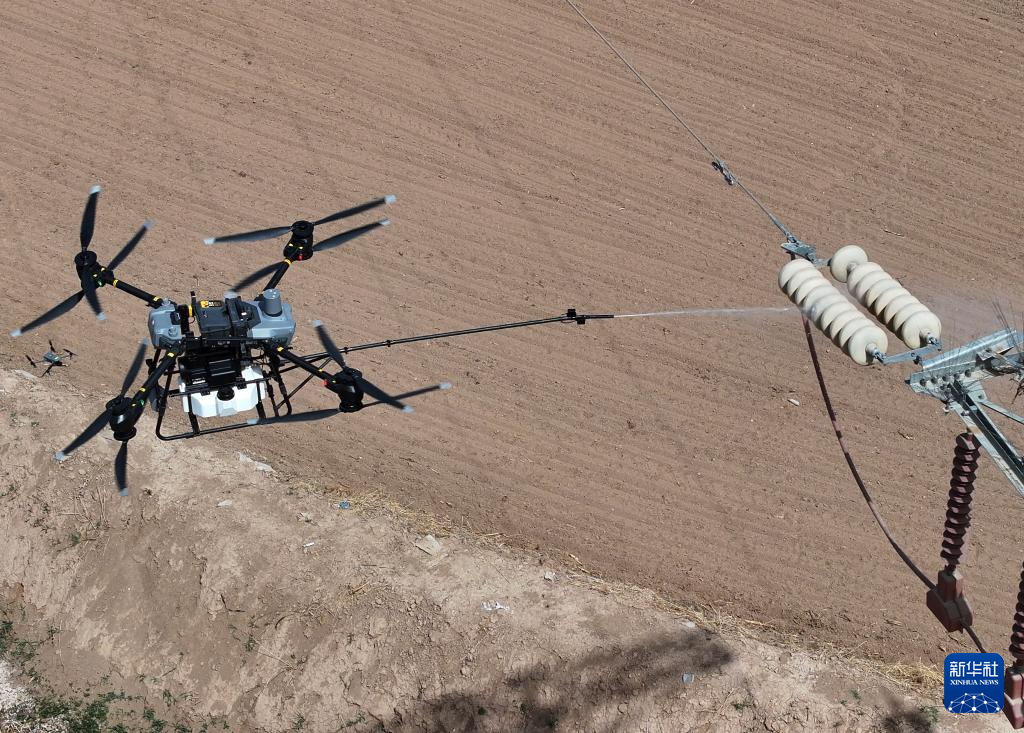 ينتشوان: الطائرات المسيّرة تنظف عوازل شبكة الكهرباء