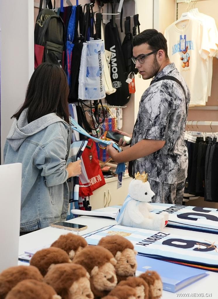 رواج البضائع المرتبطة بكأس العالم في سوق ييوو