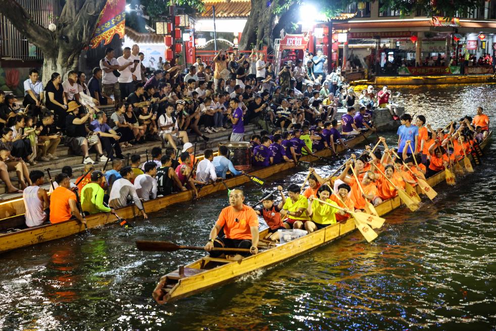 مهرجان قوارب التنين يخلق زخما استهلاكيا قويا في مختلف أنحاء الصين