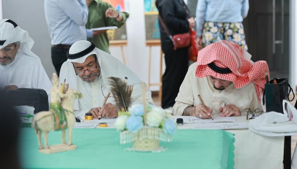 الكويت تحتضن أمسية الخط والموسيقى الصينية احتفاءً باليوم الدولي للحوار بين الحضارات                    احتضن المركز الثقافي الصيني بدولة الكويت مساء يوم الإثنين فعالية تبادل ثقافي بعنوان "حوار وتواصل: أمسية الخط والموسيقى الصينية والعربية"، احتفاء باليوم الدولي للحوار بين الحضارات الذي أقرته الأمم المتحدة، بحضور قرابة 200 ضيف من مختلف القطاعات الصينية والكويتية.