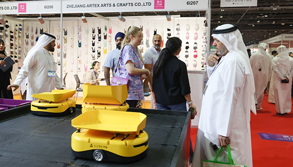 نحو 700 شركة تسجل حضورها في المعرض الصيني الإماراتي للشركات المصدّرة                    انطلق المعرض الصيني الإماراتي للشركات المصدّرة في نسخته الثامنة عشرة، في 11 يونيو الجاري، بمركز دبي التجاري العالمي، وتواصل إلى غاية 13 يونيو. وشهد المعرض هذا العام مشاركة نحو 700 شركة من الصين والإمارات. وشملت المشاركة قطاعات متنوعة من أبرزها المنسوجات، ومواد البناء والديكور، والأجهزة المنزلية، والأثاث، والسلع الرياضية.