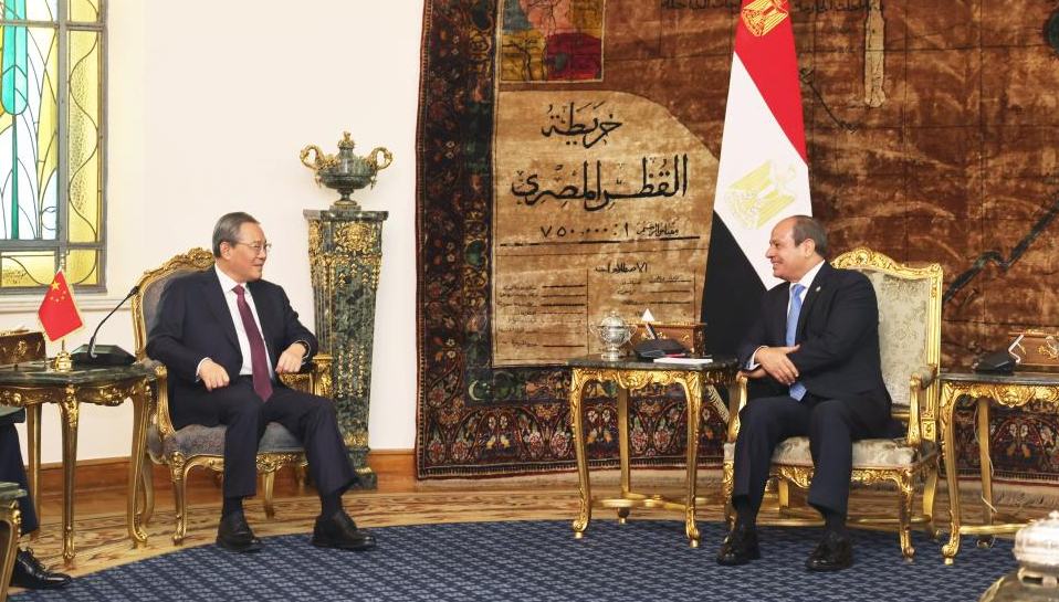 رئيس مجلس الدولة الصيني: الصين تتطلع إلى تعميق تعاون الحزام والطريق مع مصر                    أعرب رئيس مجلس الدولة الصيني لي تشيانغ، يوم الخميس، عن استعداد الصين لتعزيز تعاون الحزام والطريق مع مصر في مجالات الاقتصاد والتجارة والتمويل والتصنيع والطاقة الجديدة والعلوم والتكنولوجيا والتبادلات الثقافية والشعبية.
