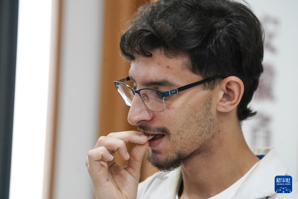 الشغف بالطب الصيني يقود مئات الطلاب الأجانب للدراسة في الصين