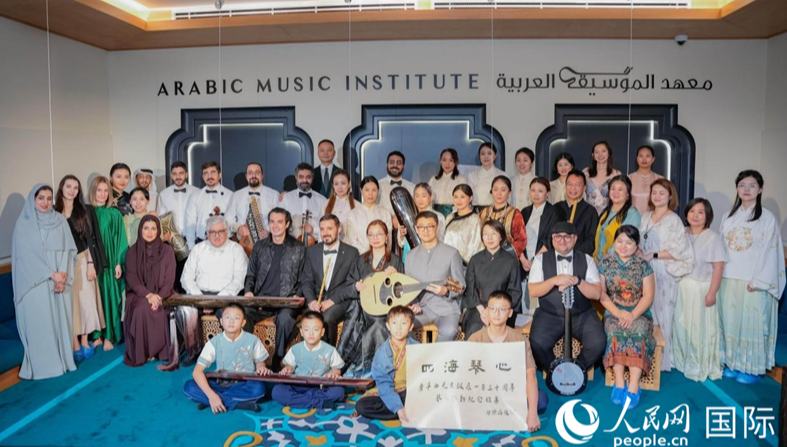 دبي تستضيف حفلاً موسيقياً صينياً عربياً مشتركاً                    أُقيم حفل موسيقي صيني عربي مشترك في أكاديمية الموسيقى العربية بدبي في 25 أكتوبر، حيث انضم عازفو آلات غوتشين، مرتدين الزي الصيني التقليدي إلى موسيقيين عرب في أداءٍ لموسيقى غوتشين الصينية التقليدية والأغاني الشعبية العربية.