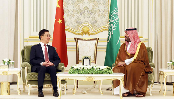 الصين والسعودية تتعهدان بالارتقاء بالعلاقات إلى مستوى جديد                    اختتم هان تشنغ، نائب الرئيس الصيني، اليوم (السبت)، زيارة استمرت خمسة أيام إلى السعودية، حيث تعهد البلدان بالارتقاء بشراكتهما الاستراتيجية الشاملة إلى مستويات أعلى.وخلال الزيارة، التقى هان، ولي العهد السعودي ورئيس الوزراء الأمير محمد بن سلمان، وألقى كلمة أمام المؤتمر التاسع لمبادرة مستقبل الاستثمار. 