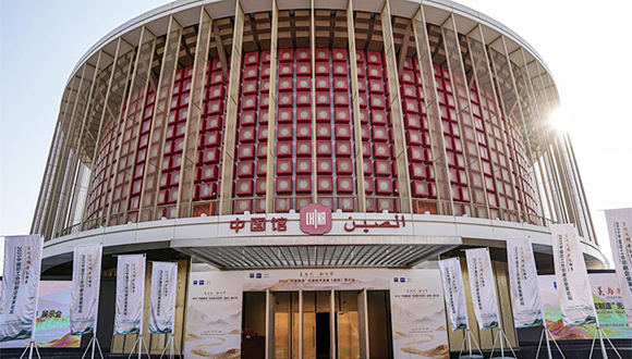 انطلاق فعاليات معرض إنجازات التكنولوجيا المتقدمة "صنع في الصين 2025" (دبي)                    أُقيم معرض "صنع في الصين 2025" لإنجازات التكنولوجيا المتقدمة (دبي) يوم 4 نوفمبر الجاري في الجناح الصيني (مركز التبادل الاقتصادي والتجاري الصيني ـ العربي) بمعرض إكسبو دبي. ويضم المعرض خمسة أقسام: "الكتب الفاخرة"، و"الطباعة الفنية"، و"المنتجات الثقافية والإبداعية المطبوعة"، و"التغليف الأخضر"، و"التغليف الفاخر"، حيث عُرضت منتجات مطبوعة عالية الجودة تجمع بين عمليات الإنتاج الصينية المتقدمة والتقنيات المبتكرة.