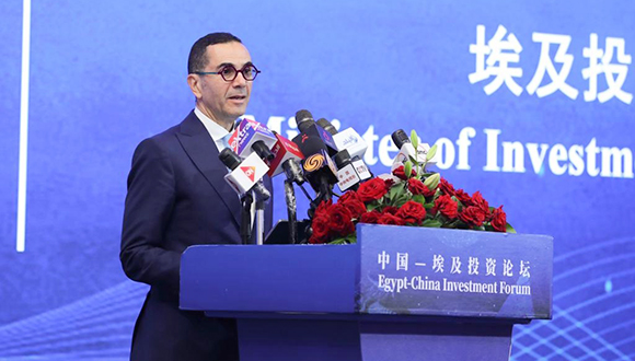 الصين ومصر تستكشفان محركات نمو جديدة للتعاون الاستثماري                    عُقد في القاهرة الأحد منتدى الاستثمار الصيني المصري الأول بمشاركة مسؤولين كبار وقادة أعمال ومستثمرين من الصين ومصر لاستكشاف محركات نمو جديدة للتعاون الاستثماري المشترك بين الجانبين.
