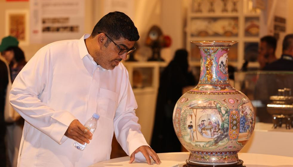 الصين تعرض التراث الثقافي غير المادي كضيف شرف في الأسبوع السعودي الدولي للحرف اليدوية                    افتتح يوم الخميس الأسبوع السعودي الدولي للحرف اليدوية في نسخته الثالثة بجامعة الأميرة نورة بنت عبدالرحمن في العاصمة السعودية الرياض. وبصفتها دولة ضيف الشرف، أقامت الصين جناحا صينيا مزينا باللون الأحمر الزاهي، يعرض مجموعة واسعة من عناصر التراث الثقافي غير المادي الصيني، بما في ذلك تقنية تزيين الأثاث باللُّك، وفن صنع المراوح، وتقنية صباغة الشمع.