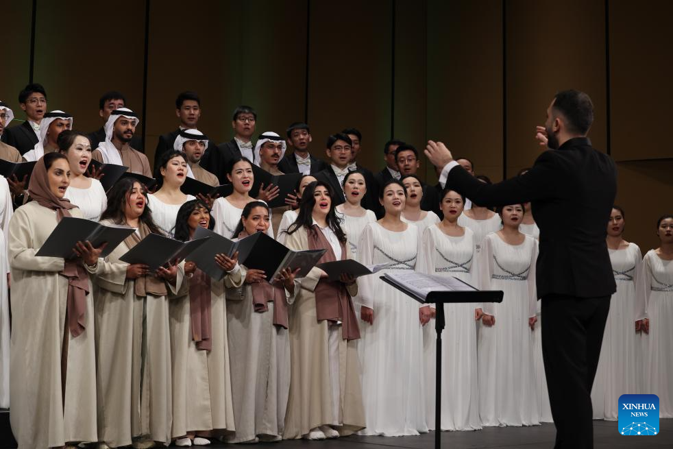  كورال المركز الوطني للفنون المسرحية في الصين تقدم عروضا في مركز إثراء بالسعودية                     "عندما تعود إلى بيتك خذ أغنيتي معك، لكن لا تأخذ ابتسامتك بعيدا.." ومع انطلاق اللحن الحيوي للأغنية الصينية الشهيرة "أغنية وابتسامة"، غنّى الفنانون الصينيون والسعوديون جنبا إلى جنب بابتسامات دافئة، بينما كان الجمهور يصفق تلقائيا على الإيقاع، ما دفع الحفل إلى ذروته في أجواء بهيجة.