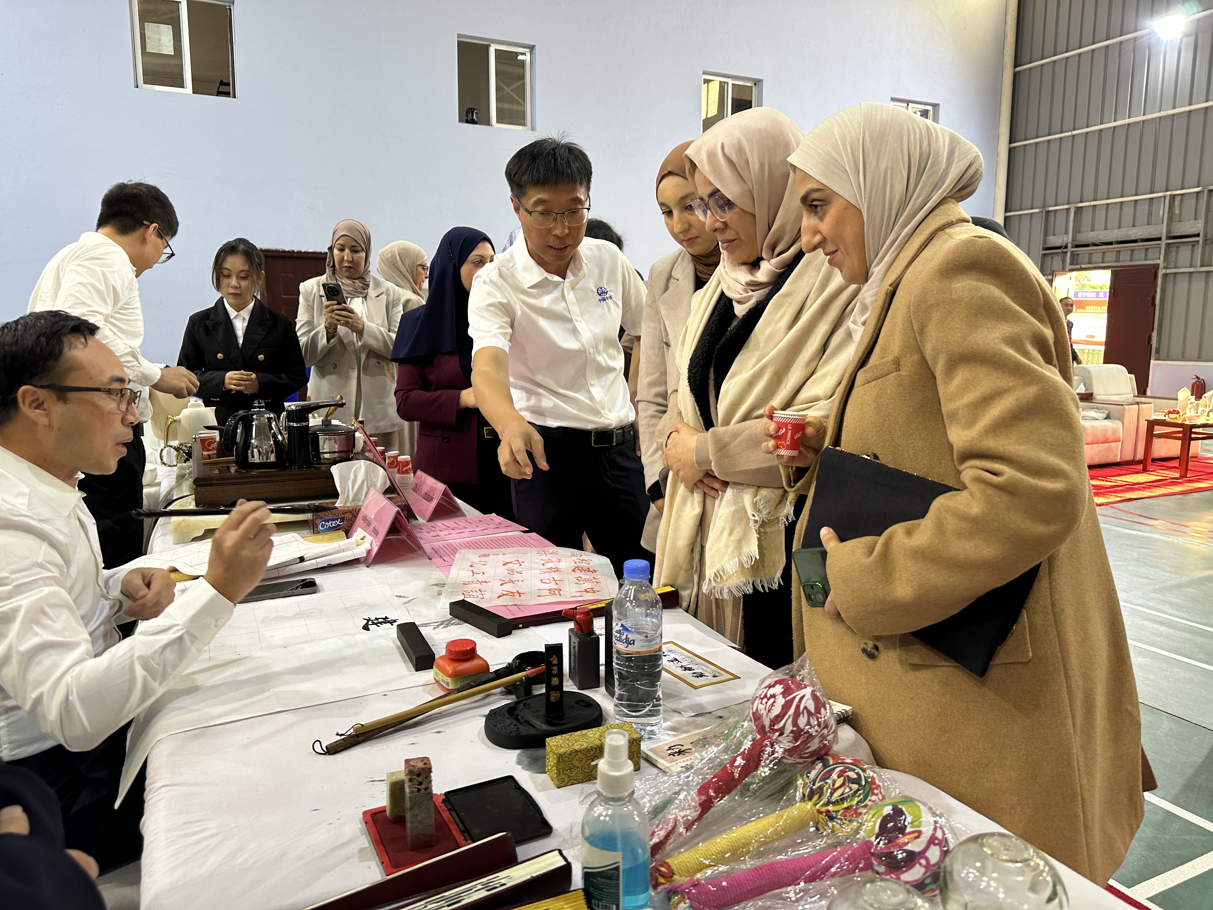 المقر الإقليمي لمجموعة شركة بناء السكك الحديدية الصينية في شمال افريقيا ينظم فعالية يوم التبادل الثقافي الصيني العربي