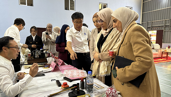 المقر الإقليمي لمجموعة شركة بناء السكك الحديدية الصينية في شمال افريقيا ينظم فعالية يوم التبادل الثقافي الصيني العربي                    عقد المقر الإقليمي مجموعة شركة بناء السكك الحديدية الصينية (CRCEG) في شمال افريقيا يوم 12 ديسمبر الجاري، بنجاح فعالية "يوم التبادل الثقافي الصيني العربي" تحت شعار "بناء مشاريع عالية الجودة، ومد جسور ثقافية".