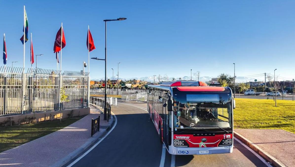 الحافلات الصينية تنقل مشجعي كأس إفريقيا في المغرب                    قبيل انطلاق منافسات كأس إفريقيا بالمغرب، قامت شركة يوتونغ الصينية بتسليم 723 حافلة إلى قطاع النقل العام المغربي، حيث دخلت الخدمة في المدن المستضيفة، مثل طنجة ومراكش، ما أسهم بشكل ملموس في رفع كفاءة خدمات النقل العام المحلية.