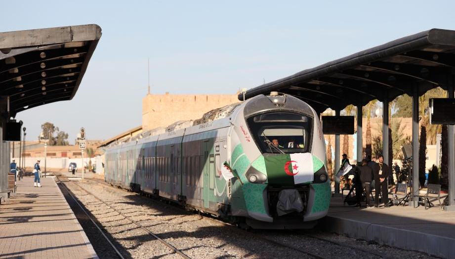 الجزائر تشغّل أول خط سكة حديد صحراوي للشحن الثقيل في أفريقيا                    افتُتح رسميا في الأول من فبراير الجاري، أول خط سكة حديد صحراوي مخصّص للشحن الثقيل في أفريقيا، وهو خط سكة حديد التعدين بغرب الجزائر. وأعلن الرئيس الجزائري عبد المجيد تبون بدء التشغيل الرسمي للمشروع خلال حفل افتتاح أُقيم في ولاية بشار.