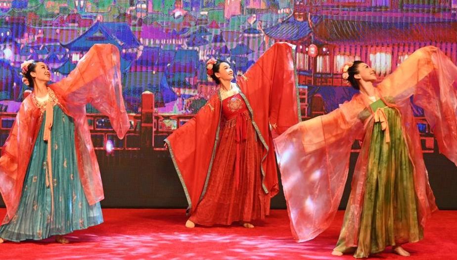 احتفالات في الكويت بمناسبة السنة الصينية الجديدة                    في الصورة الملتقطة يوم 3 فبراير 2026، فنانات يؤدين عرضا خلال احتفالات بالسنة الصينية الجديدة، في محافظة الفروانية، الكويت.