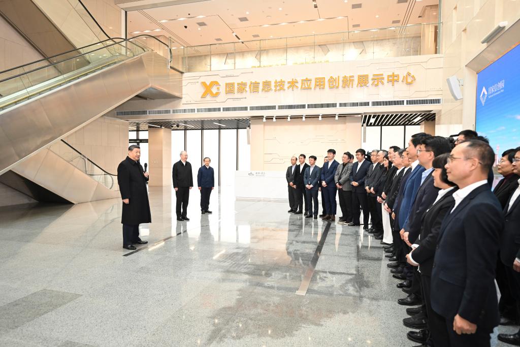 شي يزور مجمعا لابتكار تكنولوجيا المعلومات في بكين