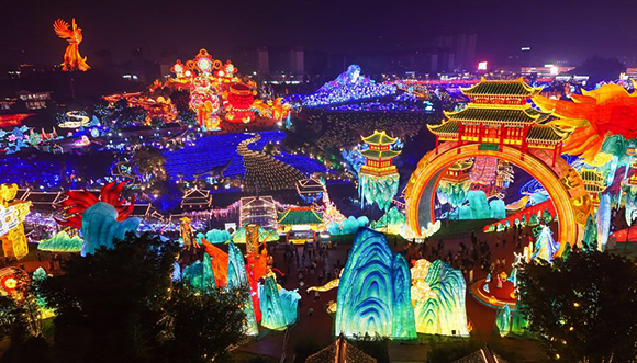 ست مدن صينية لابد من زيارتها للاستمتاع بأجواء عيد الربيع                     يصادف رأس السنة الصينية الجديدة، عيد الربيع هذا العام، يوم 17 فبراير الجاري، وتستمر العطلة لتسعة أيام من 15 إلى 23 فبراير، لتمثل الفترة الأكثر احتفالية وحيوية على مدار العام.بالنسبة للمسافرين، تُعدّ هذه الفترة فرصة نادرة للتعرّف على الصين وهي تعيش على نبض الاحتفالات. حيث تمتلئ الشوارع المضاءة بالفوانيس بالعائلات، وتتردد أصداء الموسيقى الاحتفالية والضحكات في الأحياء القديمة، وتفوح رائحة الطعام الشهية من أكشاك الطعام في الهواء البارد، ليشع كل ركن بدفء العام الجديد.