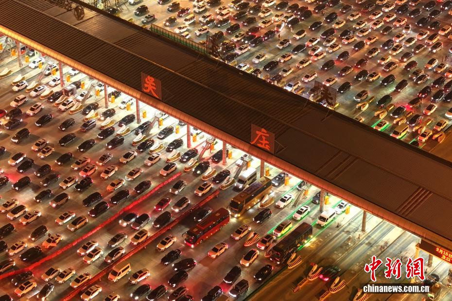 أكبر بوابة لرسوم الطرق السريعة في الصين تستقبل ذروة رحلات العودة لأسفار عيد الربيع