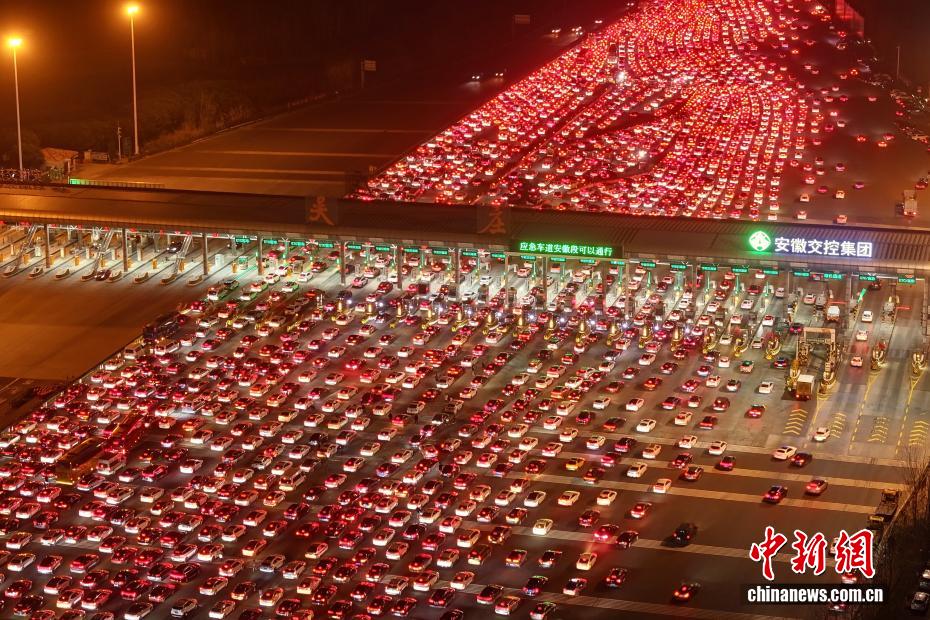 أكبر بوابة لرسوم الطرق السريعة في الصين تستقبل ذروة رحلات العودة لأسفار عيد الربيع