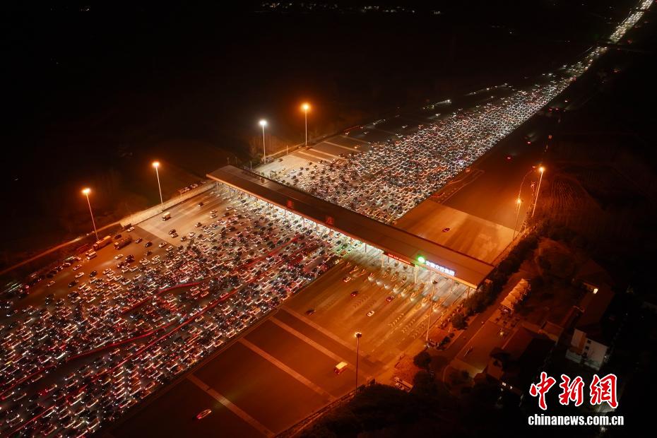 أكبر بوابة لرسوم الطرق السريعة في الصين تستقبل ذروة رحلات العودة لأسفار عيد الربيع