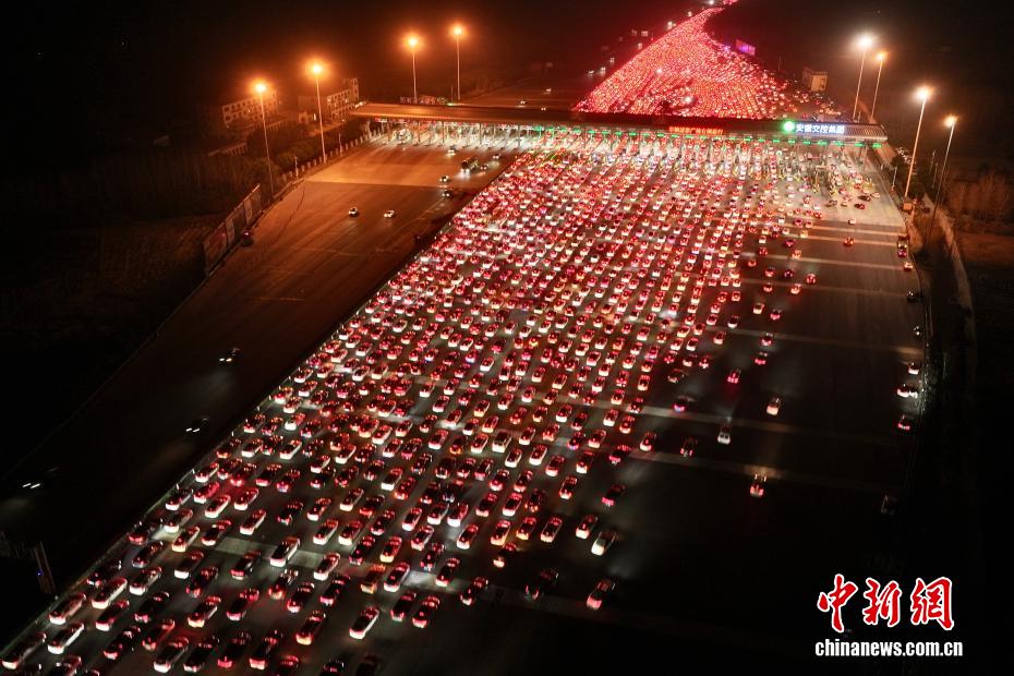 أكبر بوابة لرسوم الطرق السريعة في الصين تستقبل ذروة رحلات العودة لأسفار عيد الربيع