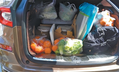 بعد انتهاء عطلة عيد الربيع..  حقائب ممتلئة بالهدايا وقلوب مثقلة بقلق الأهل في مشهد وداع مؤثر