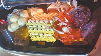 بعد انتهاء عطلة عيد الربيع..  حقائب ممتلئة بالهدايا وقلوب مثقلة بقلق الأهل في مشهد وداع مؤثر