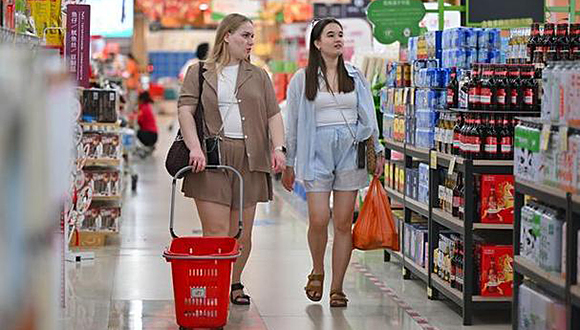 تقرير اخباري: "التسوق" يعيد رسم خريطة سياحة الأجانب في الصين                    تظهر البيانات المتعلقة بالسفر، تحولا لافتا لأسفار السياح الأجانب إلى الصين، من الأنماط السياحة التقليدية إلى التسوق. وفي هذا الصدد، حققت منشورات مثل " أسافر إلى الصين بحقيبة فارغة" و"قوائم المشتريات الأساسية للتسوق في الصين"، انتشارا واسعا على منصات التواصل الاجتماعي العالمية.