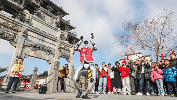 الروبوتات الصينية… ما سرّ التسارع اللافت في مسار التطور؟                    خلال مهرجان عيد الربيع لعام 2026، برزت الروبوتات الشبيهة بالبشر كعنصر محوري يدمج التكنولوجيا مع أجواء الاحتفالات التقليدية. لم تقتصر مشاركتها على تقديم عروض ضخمة ومعقدة على شاشة التلفزيون الصيني أو في حفلات عيد الربيع المحلية، بل امتد دورها ليشمل فعاليات متنوعة في معارض المعابد ومراكز التسوق والمطاعم، ما أسهم في ازدهار سوق تأجير الروبوتات بشكل ملحوظ. وقد أبدى رواد الإنترنت حول العالم إعجابهم بالتطور السريع للروبوتات الصينية، وهو إنجاز يُعزى إلى التنسيق الوثيق بين السياسات والصناعة والسوق.