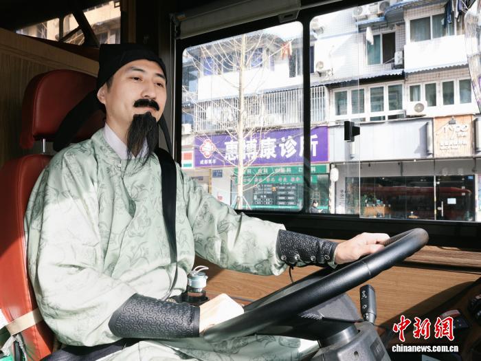 تشنغدو تُحيي تراث أسرة تانغ بحافلة سياحية يقودها 