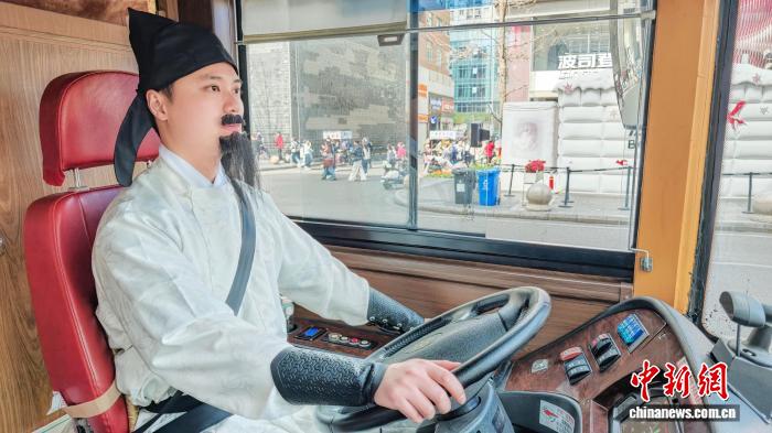 تشنغدو تُحيي تراث أسرة تانغ بحافلة سياحية يقودها 