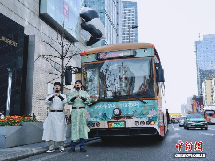 تشنغدو تُحيي تراث أسرة تانغ بحافلة سياحية يقودها 