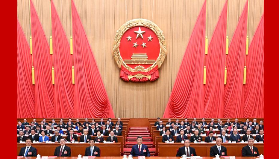 الهيئة التشريعية الوطنية الصينية تعقد الاجتماع الختامي لدورتها السنوية                    عقد المجلس الوطني الـ14 لنواب الشعب الصيني، الهيئة التشريعية الوطنية في البلاد، الاجتماع الختامي لدورته الرابعة اليوم الخميس. وحضر الاجتماع شي جين بينغ وقادة آخرون في الحزب والدولة في قاعة الشعب الكبرى ببكين.