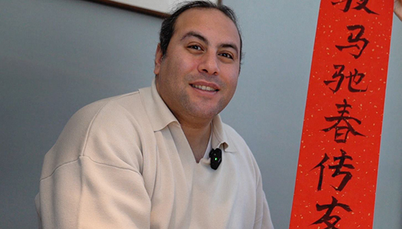 عالم الصينيات المصري علاء ممدوح: أسعى لأن أكون جسراً للتبادل الثقافي بين مصر والصين                     "تجسد مبادرة الحضارة العالمية بكل وضوح قيم احترام الآخرين ومعاملتهم بصدق وإخلاص، وهي قيم متأصلة في الثقافة الصينية التقليدية." قال عالم الصينيات المصري علاء ممدوح (قاو شان) في اللقاء الخاص مع صحيفة الشعب اليومية أونلاين: "إن هذه الحكمة الفريدة، المتجذرة في الثقافة الصينية التقليدية، تُمكّن الصين من الابتعاد عن نسخ النماذج القائمة أو تقليد مسارات التنمية للدول الأخرى، بل تعمل على تعزيز التبادل والتعاون بين مختلف الحضارات على أساس قدم المساواة."