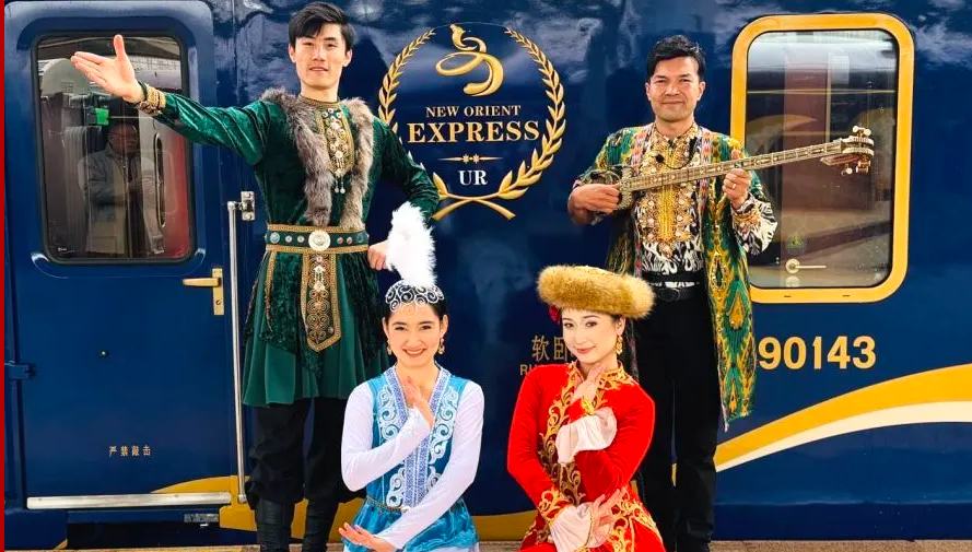 شينجيانغ تطلق قطارات سياحية جديدة تحمل علامة "إكسبرس الشرق الجديد "                    أعلنت سلطات السكك الحديدية في شينجيانغ أن القطارين السياحين "أكسبرس الشرق الجديد"، قد باتا جاهزين فعليا لدخول الخدمة. ومن المقرر أن ينطلقا في رحلتيهما الافتتاحيتين يوم 23 أبريل، على أن يواصلا العمل بانتظام خلال الفترة الممتدة من أبريل وحتى أكتوبر، بمعدل ثلاث رحلات شهريا.