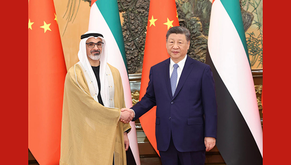 شي يطرح مقترحا من أربع نقاط لتعزيز السلام والاستقرار في الشرق الأوسط                    طرح الرئيس الصيني شي جين بينغ اليوم الثلاثاء مقترحا من أربع نقاط لتعزيز السلام والاستقرار في الشرق الأوسط، وذلك خلال لقائه مع الشيخ خالد بن محمد بن زايد آل نهيان، ولي عهد أبوظبي بدولة الإمارات العربية المتحدة، في بكين.