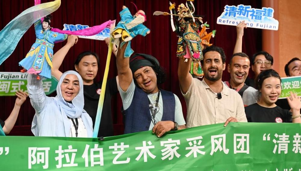 فنانون عرب يزورون بلدة قديمة بجنوب شرقي الصين                    في الصورة الملتقطة يوم 16 أبريل 2026، فنان عربي يزور متحفا في بلدة تشانغتشو القديمة بمقاطعة فوجيان في جنوب شرقي الصين، حيث قام 9 فنانين عرب من الجزائر وسلطنة عمان ومصر وغيرها من الدول العربية بزيارة البلدة للتمتع بسحر الثقافة التقليدية المحلية.