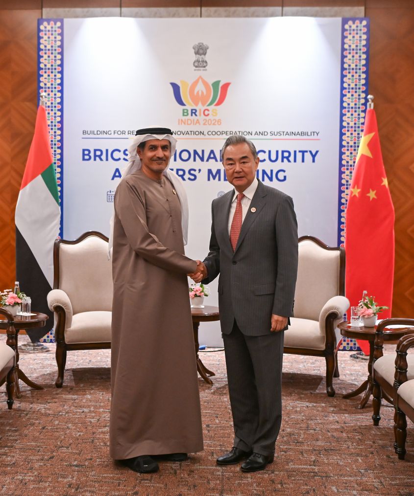 كبير الدبلوماسيين الصينيين يجتمع مع الأمين العام للمجلس الأعلى للأمن الوطني في الإمارات