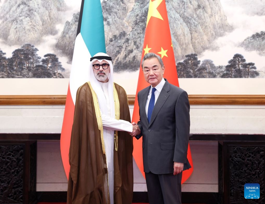 وزير الخارجية الصيني يدعو الأطراف المعنية في الشرق الأوسط والخليج إلى استئناف الحوار والتفاوض