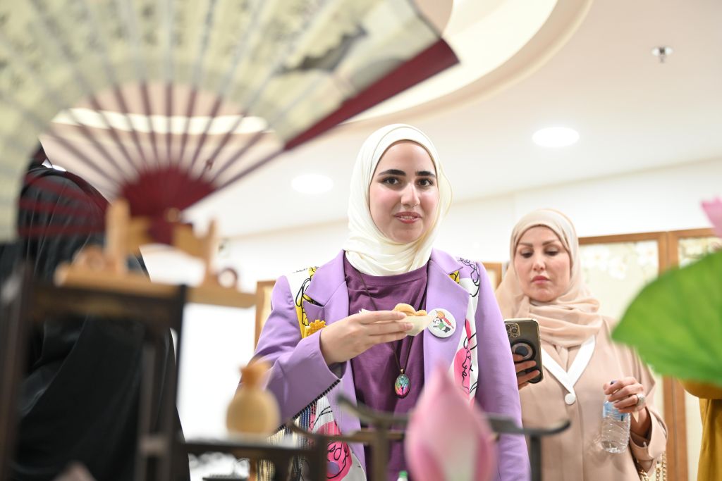 الصورة: فعالية فن الشاي وتذوق الحلوى الصينية والكويتية في الكويت