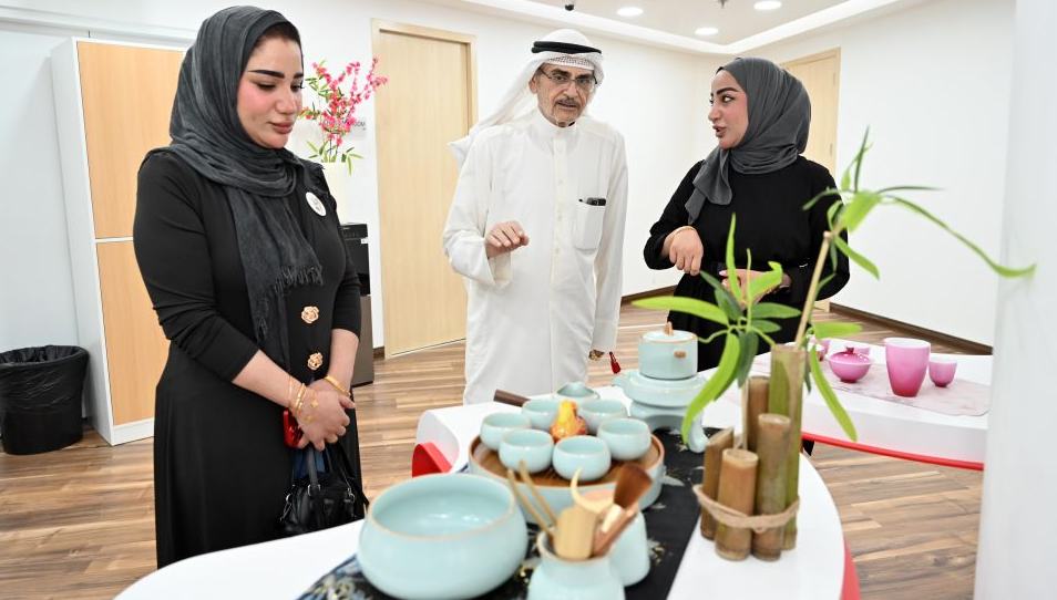 في الصورة الملتقطة يوم 23 أغسطس 2026، أشخاص يشاركون في فعالية فن الشاي وتذوق الحلوى الصينية والكويتية، في المركز الثقافي الصيني في الكويت بمحافظة حولي، الكويت.