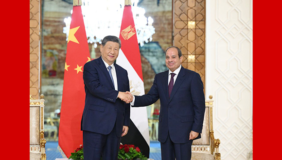 دعا الرئيس الصيني شي جين بينغ اليوم (الأربعاء) الصين ومصر إلى دعم بعضهما البعض وتعميق التعاون ومواصلة دفع بناء مجتمع مصير مشترك بين الصين ومصر في ظل المشهد المضطرب على المستويين الدولي والإقليمي.