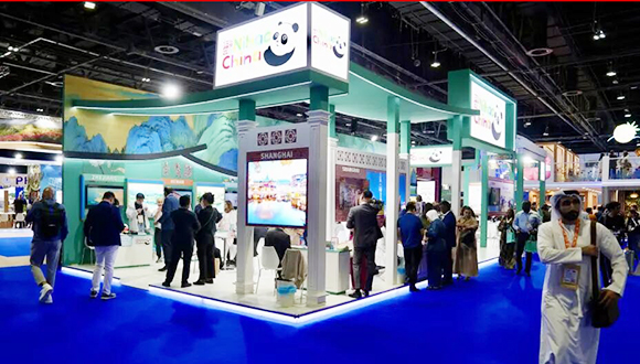"هل يمكن لعائلتي المكونة من ثمانية أفراد تنظيم جولة خاصة إلى تشونغتشينغ؟" هكذا سأل محمد، وهو زائر من دبي بالإمارات، ممثلا سياحيا عن مدينة تشونغتشينغ. فبعد زيارات سابقة إلى بكين وشنغهاي، أعرب محمد عن رغبته في زيارة الصين مجددا.